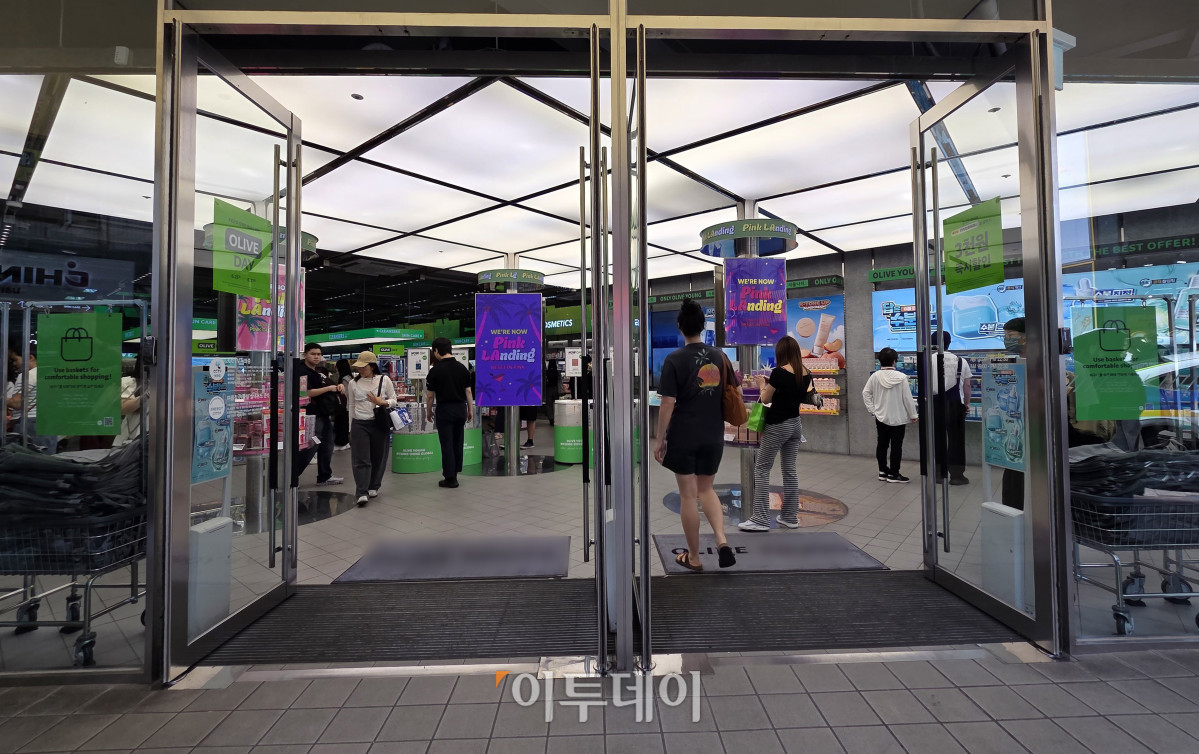 ▲올여름 전력수요가 역대 최고치를 경신할 것으로 예상되는 가운데 26일 서울 중구 명동거리에서 상점들이 문을 연 채 냉방을 가동하며 영업하고 있다. 기후에너지환경부는 여름휴가가 끝나는 8월 셋째 주 최대 전력수요가 94.1~98.8GW(기가와트)에 달해 올여름 최고치를 기록할 것으로 전망했다. 이란 기자 photoeran@