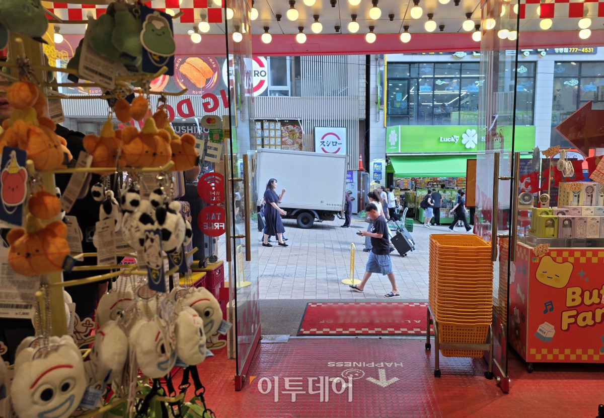 ▲올여름 전력수요가 역대 최고치를 경신할 것으로 예상되는 가운데 26일 서울 중구 명동거리에서 상점들이 문을 연 채 냉방을 가동하며 영업하고 있다. 기후에너지환경부는 여름휴가가 끝나는 8월 셋째 주 최대 전력수요가 94.1~98.8GW(기가와트)에 달해 올여름 최고치를 기록할 것으로 전망했다. 이란 기자 photoeran@