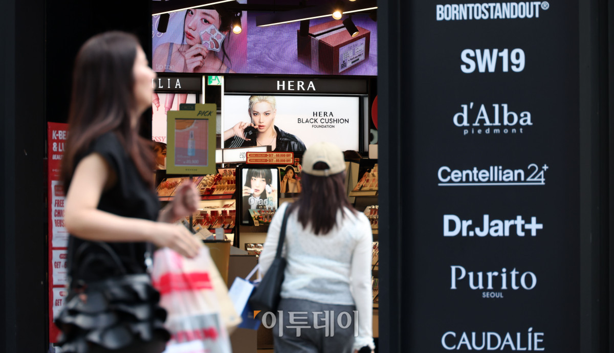▲올여름 전력수요가 역대 최고치를 경신할 것으로 예상되는 가운데 26일 서울 중구 명동거리에서 상점들이 문을 연 채 냉방을 가동하며 영업하고 있다. 기후에너지환경부는 여름휴가가 끝나는 8월 셋째 주 최대 전력수요가 94.1~98.8GW(기가와트)에 달해 올여름 최고치를 기록할 것으로 전망했다. 이란 기자 photoeran@