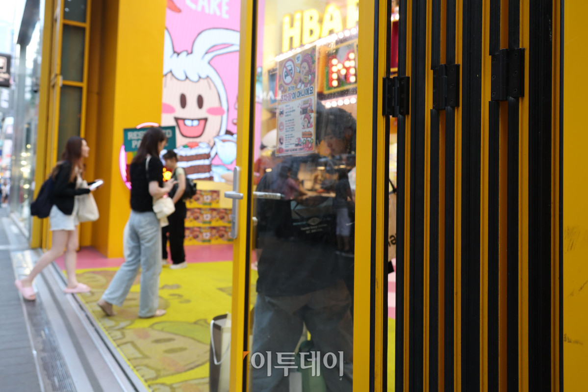 ▲올여름 전력수요가 역대 최고치를 경신할 것으로 예상되는 가운데 26일 서울 중구 명동거리에서 상점들이 문을 연 채 냉방을 가동하며 영업하고 있다. 기후에너지환경부는 여름휴가가 끝나는 8월 셋째 주 최대 전력수요가 94.1~98.8GW(기가와트)에 달해 올여름 최고치를 기록할 것으로 전망했다. 이란 기자 photoeran@