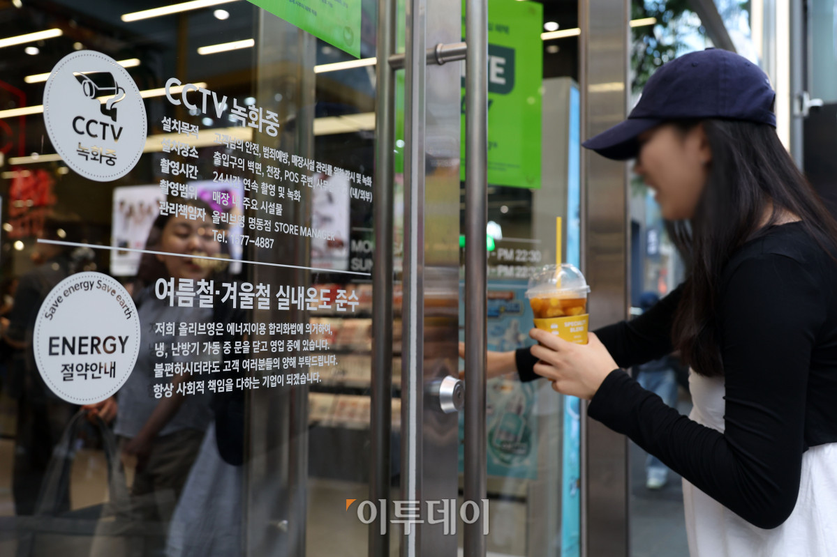 ▲올여름 전력수요가 역대 최고치를 경신할 것으로 예상되는 가운데 26일 서울 중구 명동거리에서 한 상점에 여름철 실내온도 준수 관련 안내문이 적혀있다. 기후에너지환경부는 여름휴가가 끝나는 8월 셋째 주 최대 전력수요가 94.1~98.8GW(기가와트)에 달해 올여름 최고치를 기록할 것으로 전망했다. 이란 기자 photoeran@