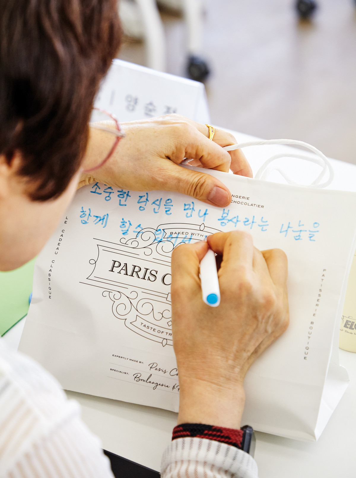 ▲회원들에게 건넬 소감과 격려 문구를 적고 있는 모습.(이미지=박진주 프리랜서)