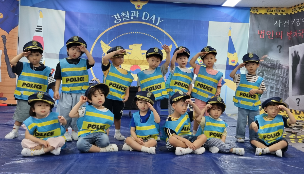 ▲물빛나래유치원 유아들이 'POLICE' 조끼와 경찰 모자를 쓰고 경례 자세로 기념촬영을 하고 있다. 옷을 입는 순간 아이들은 이미 경찰관이었다. (물빛나래유치원)