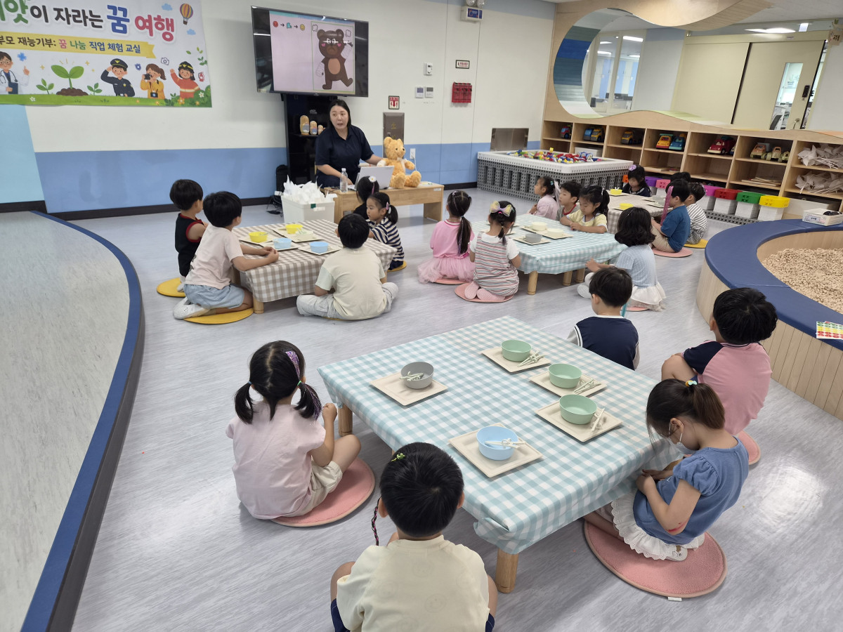 ▲작업치료사 학부모가 일일 교사로 교실을 찾아 테디베어 인형을 활용한 치료 시연으로 유아들에게 직업의 세계를 생생하게 전하고 있다. "나도 커서 엄마처럼 치료사 할 거야"라는 아이의 한마디가 교실을 가득 채웠다. (물빛나래유치원)
