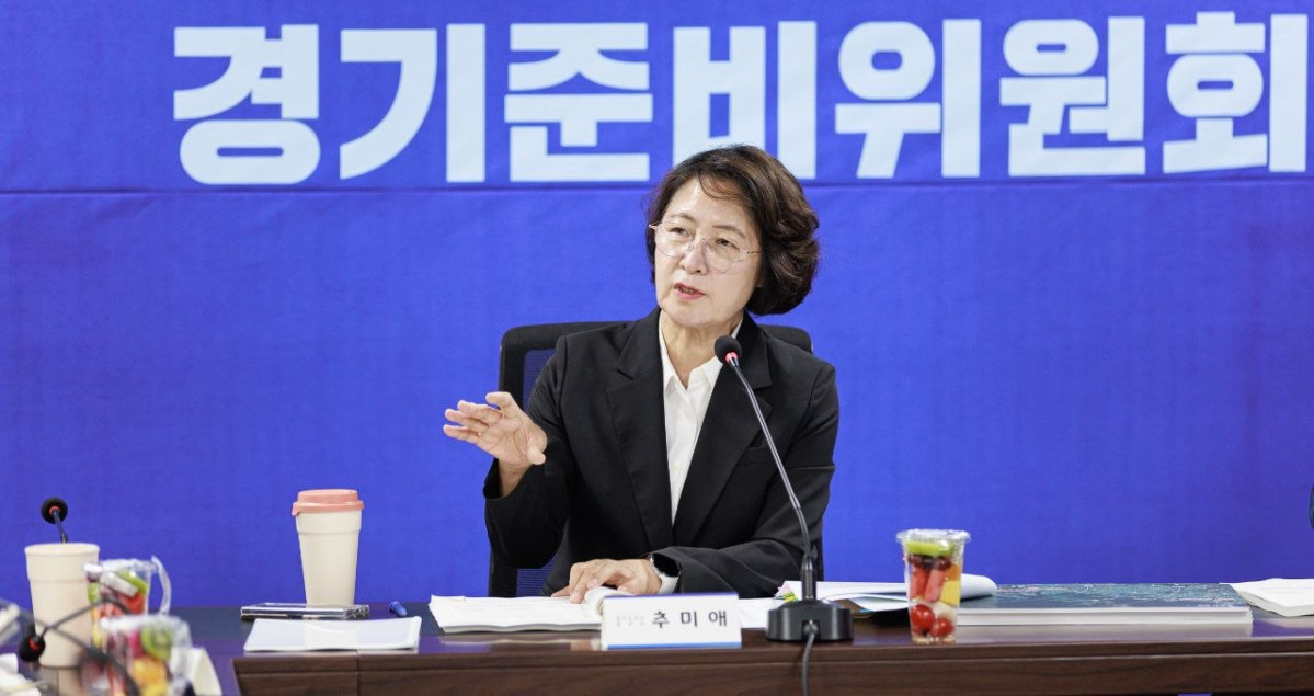 ▲추미애 경기도지사 당선인이 경기준비위원회 회의에서 손을 들어 강조하며 발언하고 있다. 경기준비위원회는 27일 경기도의료원 이천병원을 방문해 필수의료 안심체계를 논의할 예정이며, 사회복지분과는 26일 포천공공산후조리원·SK청솔노인복지관·경기도 젠더폭력 통합대응단을 잇따라 찾아 현장 목소리를 청취했다. (공정·혁신·포용 경기준비위원회)