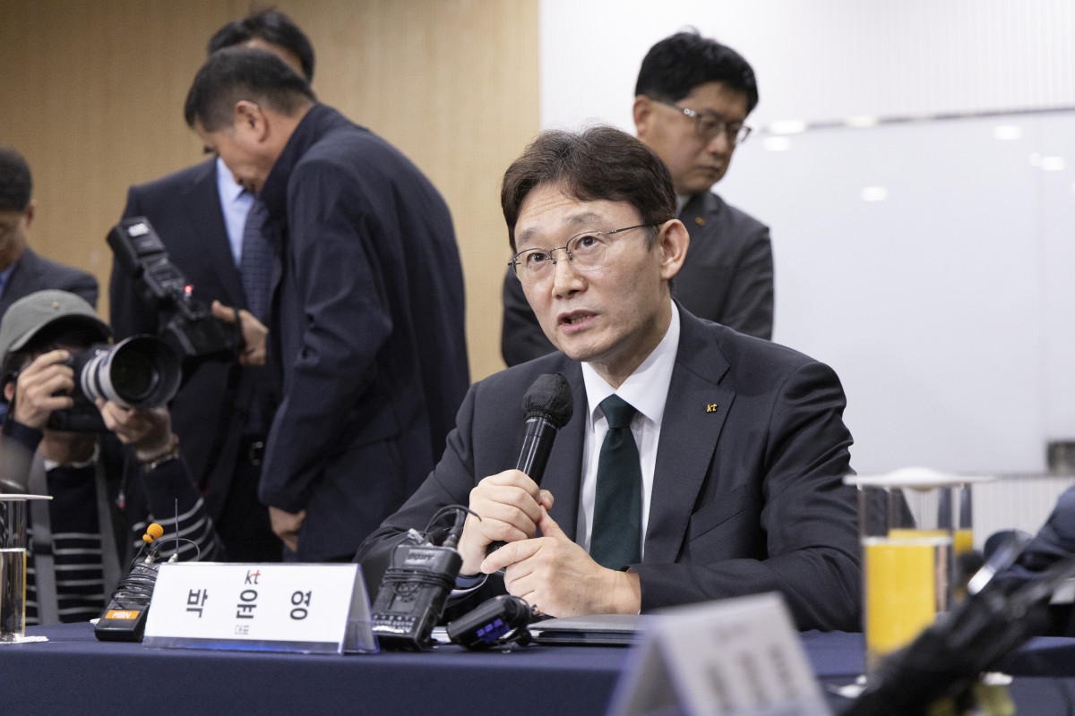 ▲박윤영 KT 대표이사가 4월 9일 오후 서울 강남구 한국과학기술회관에서 열린 통신3사 CEO간담회에서 발언하고 있다. (뉴시스)