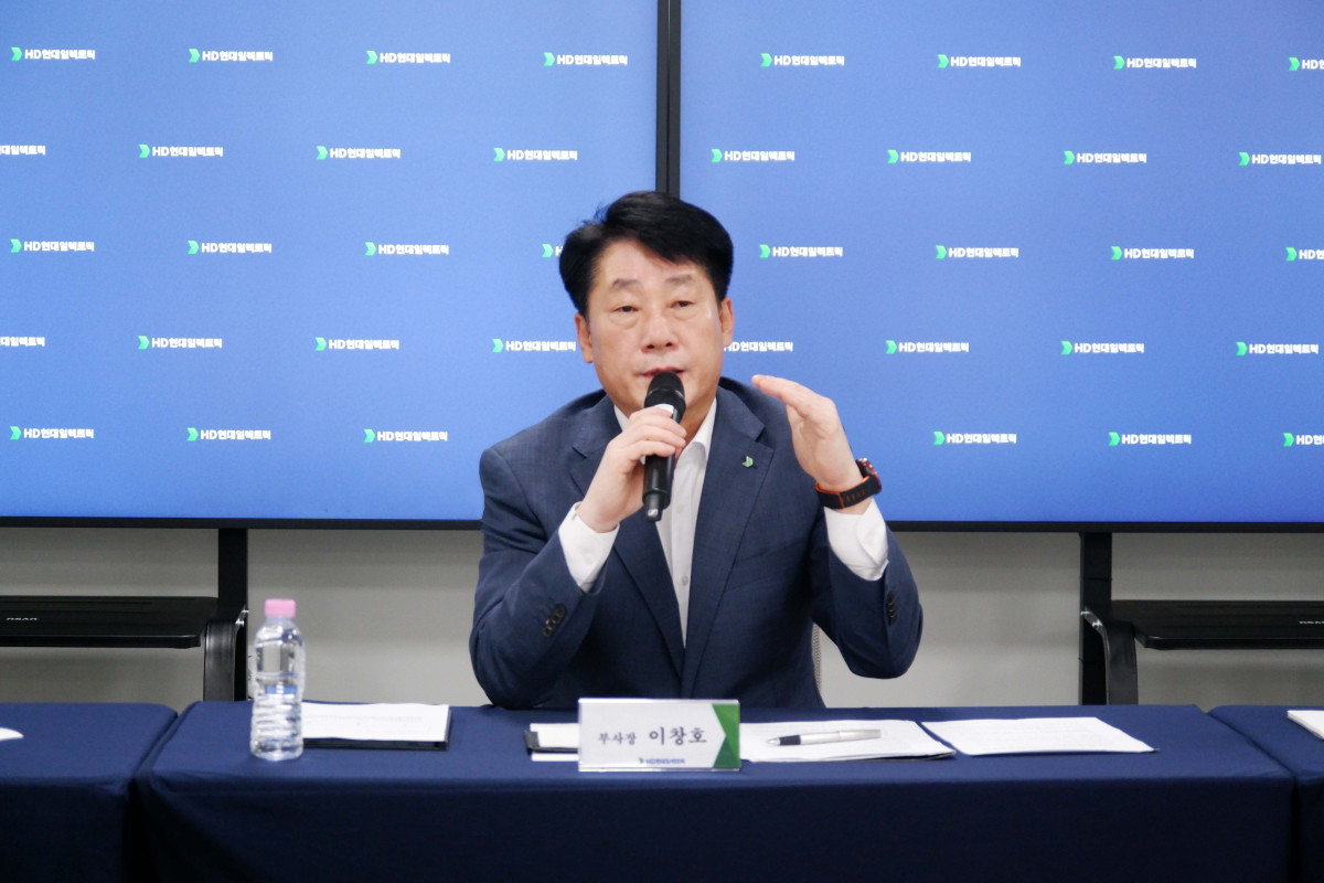 ▲이창호 HD현대일렉트릭 부사장이 25일 청주 배전캠퍼스에서 열린 간담회에서 답변하고 있다. (사진제공=HD현대일렉트릭)