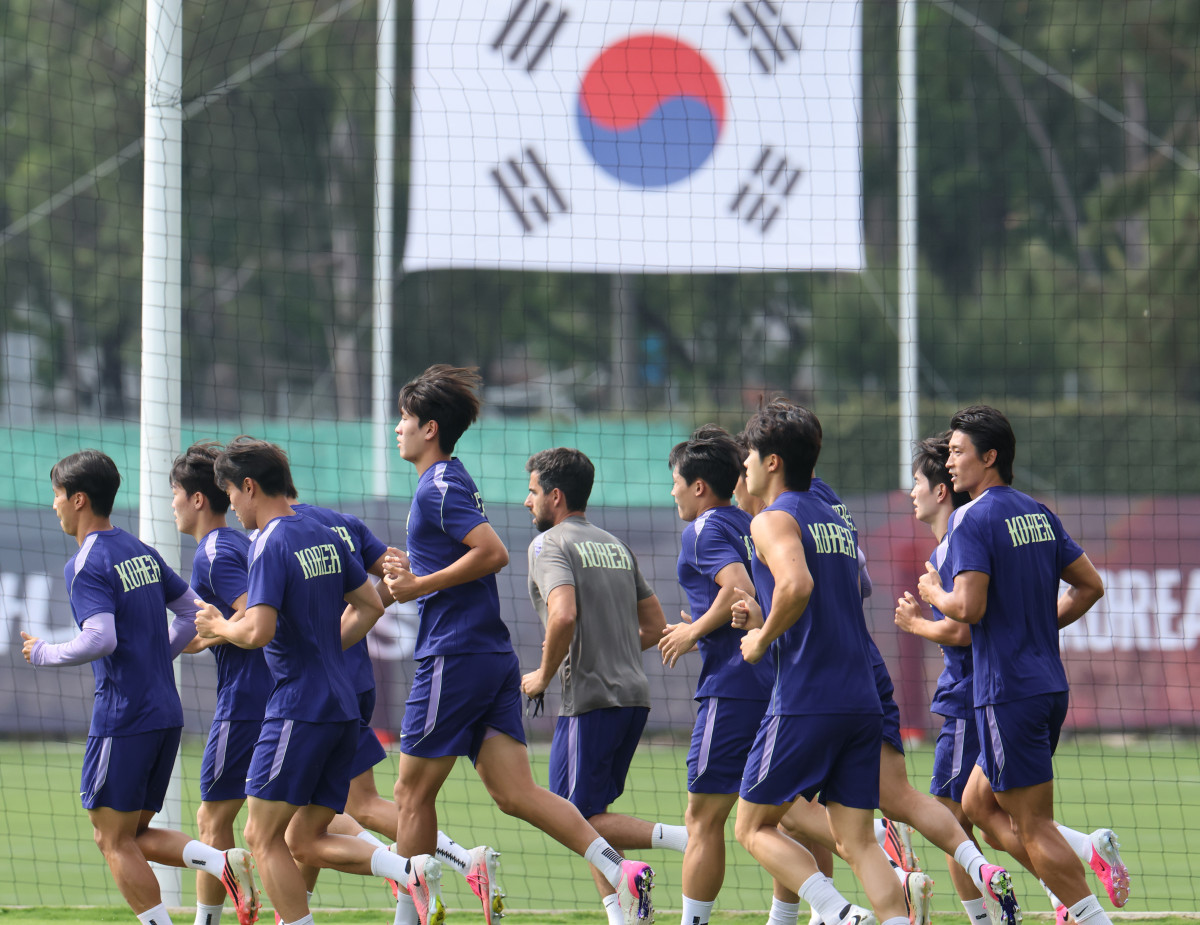 ▲2026 북중미 월드컵 A조 조별리그 3차전에서 남아공에 패해 32강 합류를 위해 다른 조의 결과를 기다리고 있는 한국 축구국가대표팀이 25일(현지시간) 팀 베이스캠프인 멕시코 과달라하라로 돌아와 사포판 치바스 바예 베르데에서 회복훈련을 했다. 주장 손흥민을 비롯한 선수들이 러닝으로 몸을 풀고 있다. (연합뉴스)