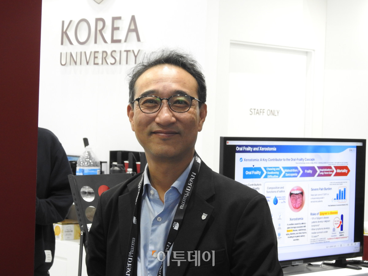 ▲김학준 고려대의료원산학협력단장이 바이오USA 내 고려대학교 부스에서 기념촬영을 하고 있다. (노상우 기자 nswreal@)