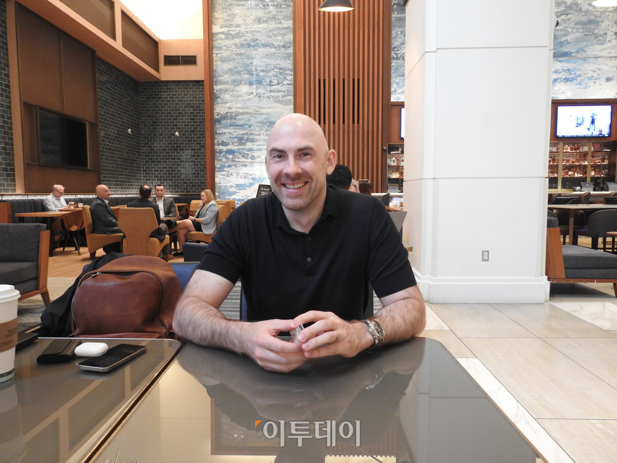 ▲파벨 프린트세프(Pavel Printsev) 쓰리빌리언 신약개발사업총괄(CBDO)이 본지와 인터뷰를 진행하고 있다. (노상우 기자 nswreal@)