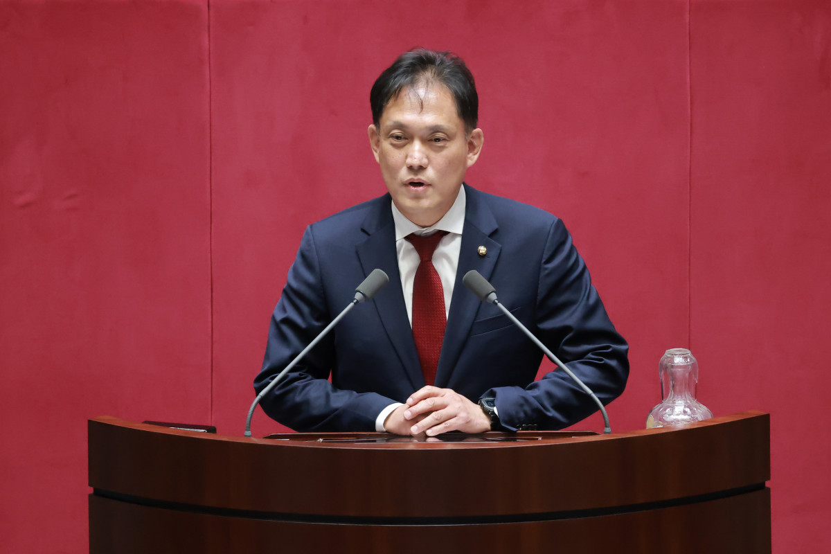 ▲울산 남갑 국회의원 보궐선거에서 당선된 국민의힘 김태규 의원이 5일 국회에서 22대 국회 후반기 의장단을 선출하기 위해 열린 본회의에서 선서한 뒤 인사말하고 있다. (연합뉴스)