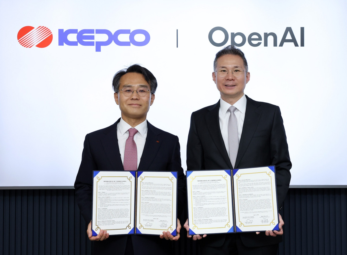 ▲한국전력은 26일 서울대학교에서 글로벌 AI 선도기업인 OpenAI와  에너지 산업의 AI 전환 협력을 위한 업무협약(MOU)을 체결했다. 사진은 주재각 한전 AI혁신단장(왼쪽)과 김경훈 OpenAI 코리아 총괄 대표. (사진제공=한국전력)