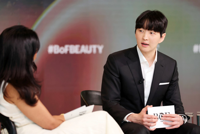 ▲김병훈 에이피알 대표이사가 ‘비즈니스 오브 뷰티 글로벌 포럼  2026’에서 대담 중이다. (사진제공=에이피알)