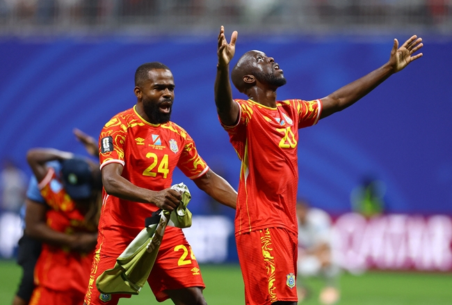 ▲27일(현지시간) 2026 FIFA 월드컵 K조 콩고민주공화국 대 우즈베키스탄콩고민주공화국과의 경기에서 요안 위사와 게데옹 칼룰루가 월드컵 토너먼트 진출을 확정한 뒤 경기 후 기뻐하고 있다. (로이터/연합뉴스)