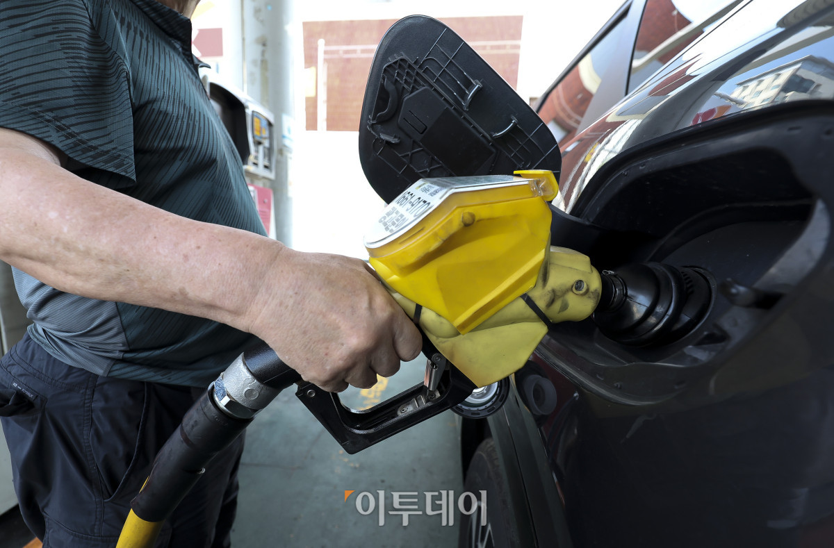 ▲호르무즈 해협의 통항량이 증가하며 국제유가가 하락한 가운데 28일 오전 서울 시내의 한 주유소를 찾은 시민이 주유를 하고 있다. 이날 한국석유공사 유가정보서비스 오피넷에 따르면 오전 11시 기준 전국 주유소 휘발유 평균 판매 가격은 L당 1991.1원으로 집계됐다. 휘발유 가격이 1900원대로 내려온 것은 지난 4월 이후 약 2개월 만이다. 고성준 기자 joonko1@