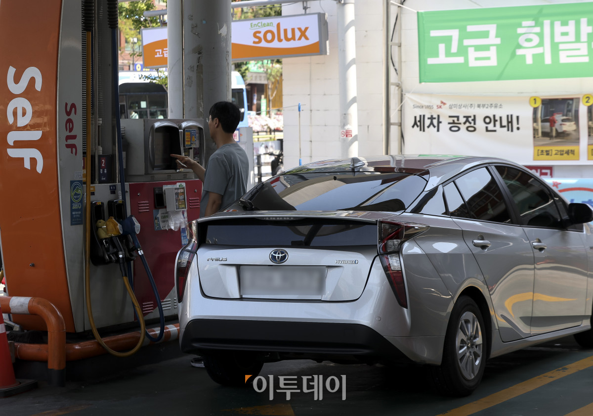 ▲호르무즈 해협의 통항량이 증가하며 국제유가가 하락한 가운데 28일 오전 서울 시내의 한 주유소를 찾은 시민이 주유를 하고 있다. 이날 한국석유공사 유가정보서비스 오피넷에 따르면 오전 11시 기준 전국 주유소 휘발유 평균 판매 가격은 L당 1991.1원으로 집계됐다. 휘발유 가격이 1900원대로 내려온 것은 지난 4월 이후 약 2개월 만이다. 고성준 기자 joonko1@