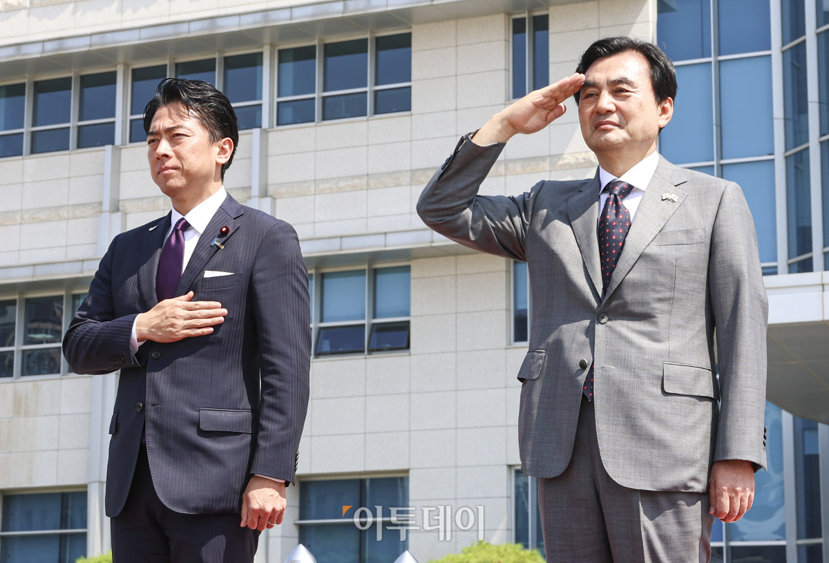 ▲안규백 국방부 장관과 고이즈미 신지로 일본 방위대신이 28일 서울 용산구 국방부 연병장에서 열린 한일국방장관회담 의장 행사에서 국민의례를 하고 있다. 사진공동취재단