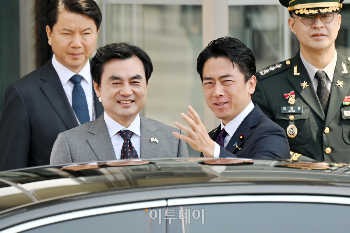 ▲안규백(왼쪽) 국방부 장관과 고이즈미 신지로 일본 방위상이 28일 서울 용산구 국방부에서 만나 대화를 하고 있다. 사진공동취재단