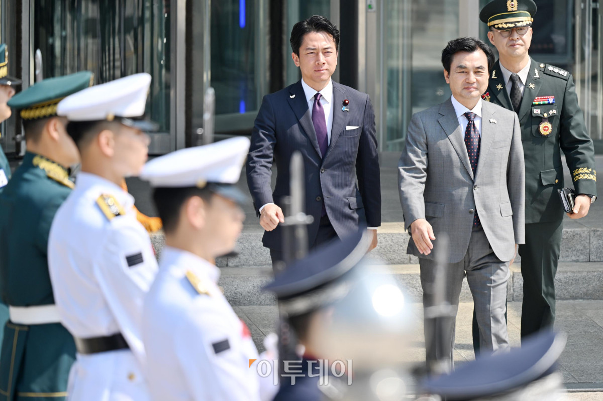 ▲안규백(오른쪽) 국방부 장관과 고이즈미 신지로 일본 방위상이 28일 서울 용산구 국방부에서 만나 의장대 사열을 하기 위해 연병장으로 향하고 있다. 사진공동취재단