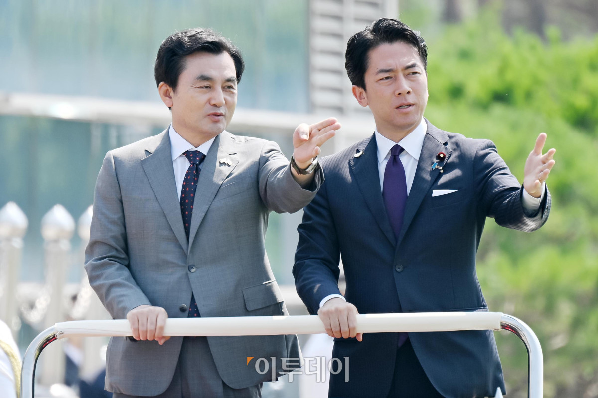 ▲안규백(왼쪽) 국방부 장관과 고이즈미 신지로 일본 방위상이 28일 서울 용산구 국방부 연병장에서 의장대 사열을 하며 대화를 하고 있다. 사진공동취재단