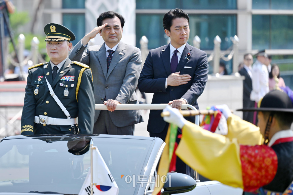 ▲안규백(가운데) 국방부 장관과 고이즈미 신지로(오른쪽) 일본 방위상이 28일 서울 용산구 국방부 연병장에서 의장대 사열을 하고 있다. 사진공동취재단