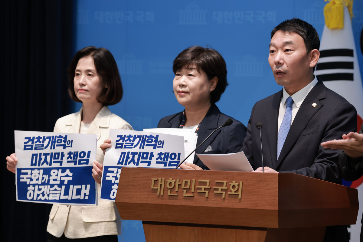 ▲더불어민주당 김용민·서영교 의원과 조국혁신당 박은정 의원이 26일 국회 소통관에서 검찰개혁과 관련해 형사소송법 개정안 발의 기자회견을 하고 있다. (연합뉴스)