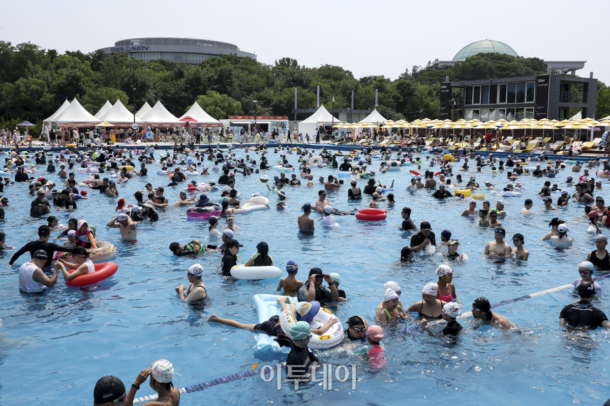 ▲불볕더위가 이어지고 있는 28일 오후 서울 여의도 한강공원 수영장을 찾은 시민들이 물놀이를 하며 즐거운 시간을 보내고 있다. 이날 기상청은 서울 낮 최고기온이 32도까지 오르며 무더운 날씨가 이어질 것으로 전망했다. 고성준 기자 joonko1@