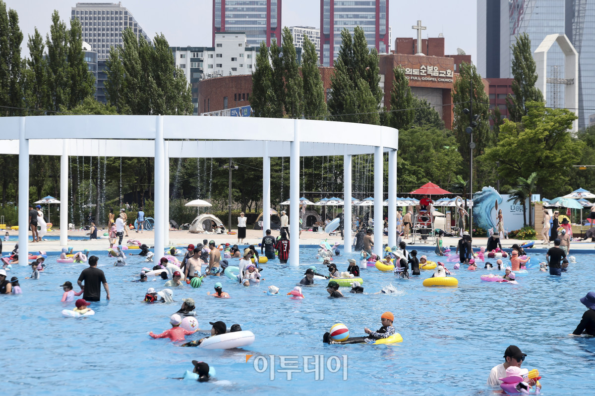 ▲불볕더위가 이어지고 있는 28일 오후 서울 여의도 한강공원 수영장을 찾은 시민들이 물놀이를 하며 즐거운 시간을 보내고 있다. 이날 기상청은 서울 낮 최고기온이 32도까지 오르며 무더운 날씨가 이어질 것으로 전망했다. 고성준 기자 joonko1@