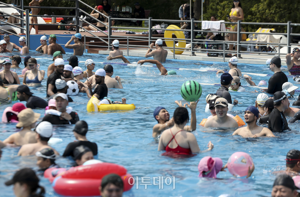 ▲불볕더위가 이어지고 있는 28일 오후 서울 여의도 한강공원 수영장을 찾은 시민들이 물놀이를 하며 즐거운 시간을 보내고 있다. (고성준 기자 joonko1@)