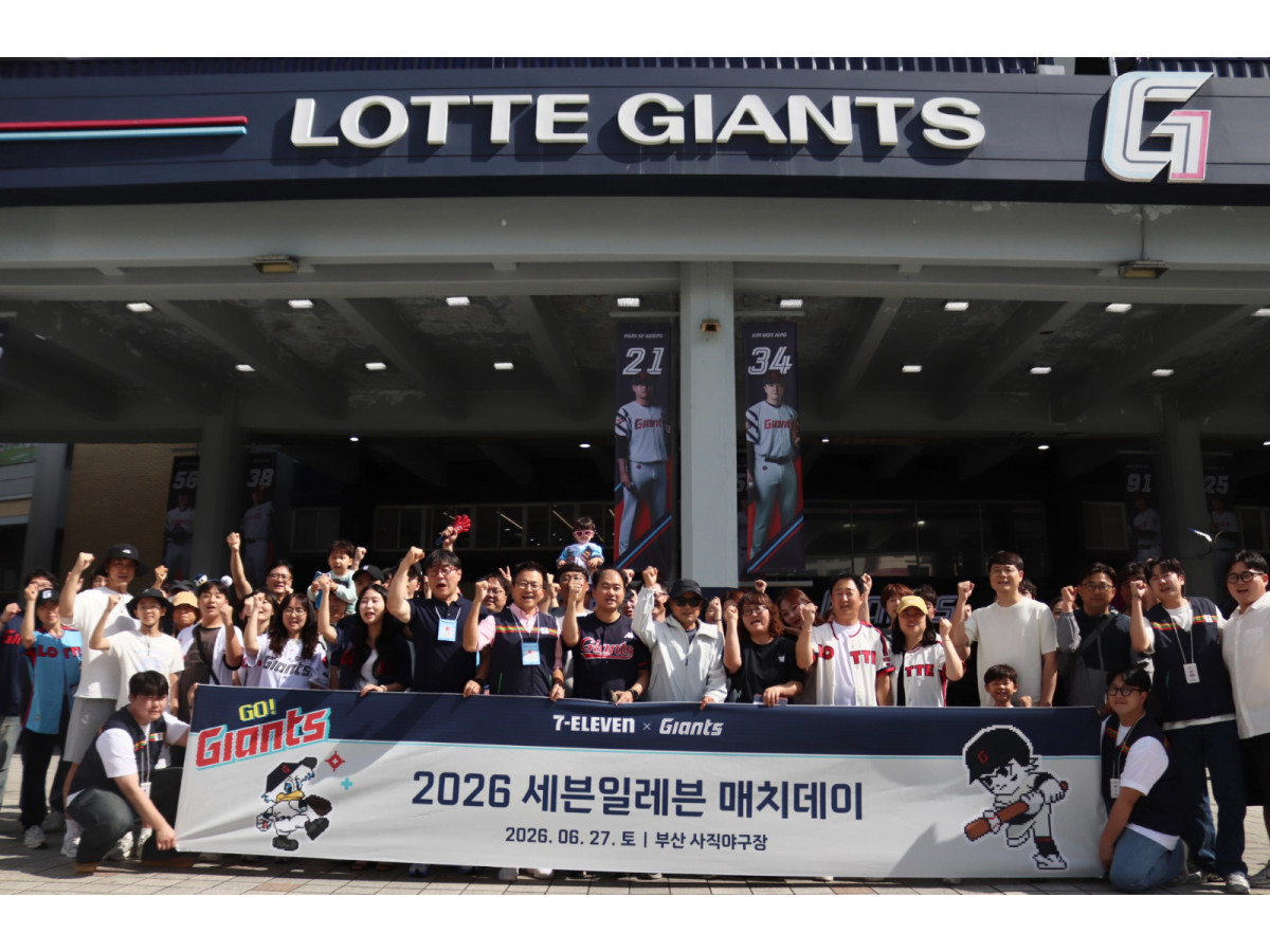 ▲세븐일레븐은 27일 부산 사직야구장에서 열린 롯데자이언츠와 LG트윈스 경기에 맞춰 경영주와 임직원이 함께하는 '세븐일레븐 매치데이'를 개최했다. (사진제공 코리아세븐)