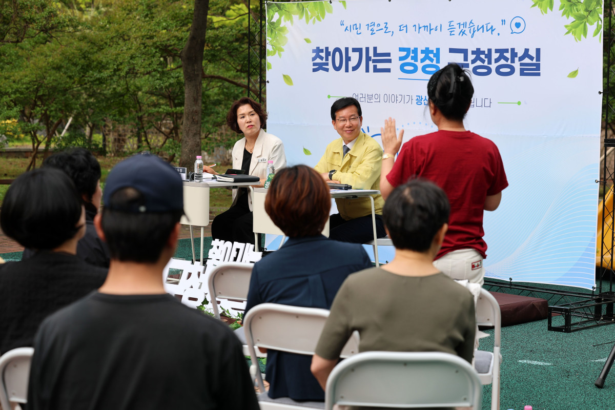 ▲박병규 광주 광산구청장이 지난 24일 수완 성덕어린이공원에서 열린 제150회 '찾아가는 경청 구청장실'에서 주민의 건의사항을 경청하며 의견을 나누고 있다. (사진제공=광주광역시 광산구청)