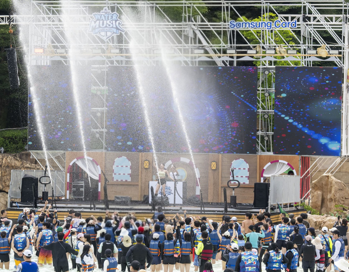 ▲캐리비안 베이 파도풀에서 펼쳐지는 워터 뮤직 풀파티 현장. (사진제공=에버랜드)