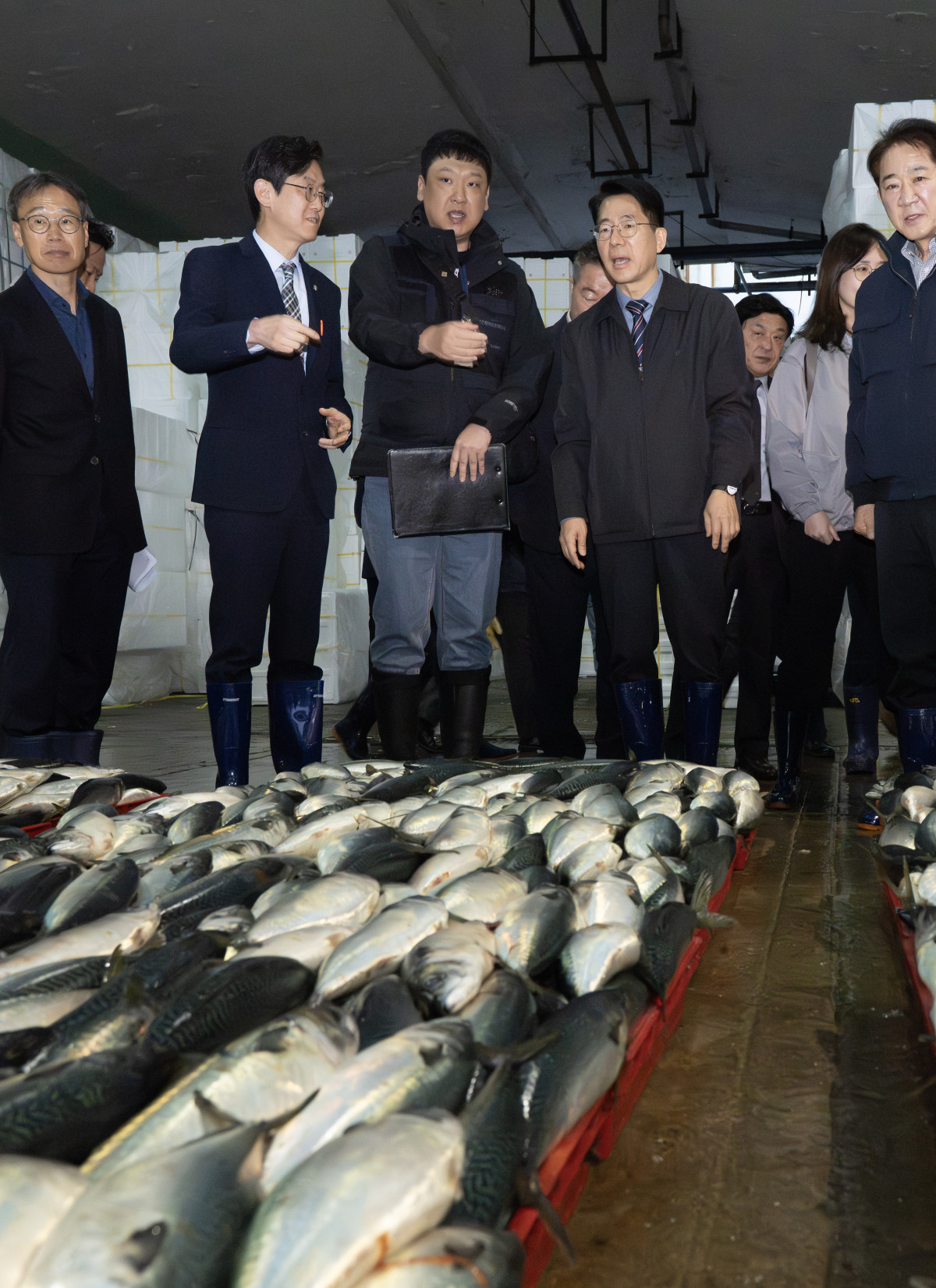 ▲황종우 해양수산부 장관이 4월 13일 부산공동어시장을 찾아 수산물 위판 현황과 현대화사업 현장을 점검하고 있다. (사진제공=해양수산부)