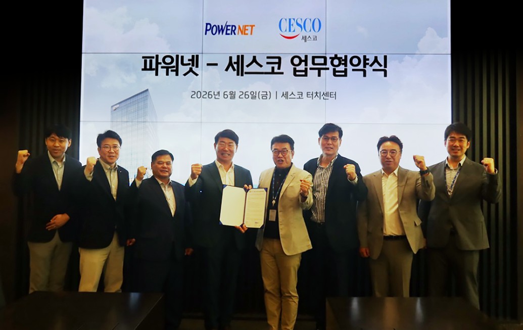 ▲이돈주 파워넷 대표(왼쪽에서 네번째)와 신동훈 세스코 대표(왼쪽에서 다섯번째)가 26일 서울 강동구 세스코 터치센터에서 진행된 파워넷-세스코 업무협약(MOU) 체결식에서 협약서를 맞잡고 기념 촬영을 하고 있다.(파워넷 제공)
