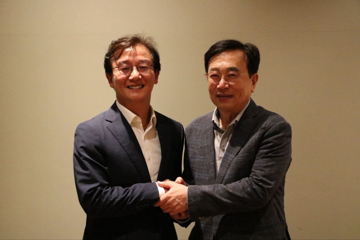 ▲전재수 당선인이 서병수 전 부산시장을 만나 기념사진을 찍고 있다. (사진제공=부산시장직인수위)