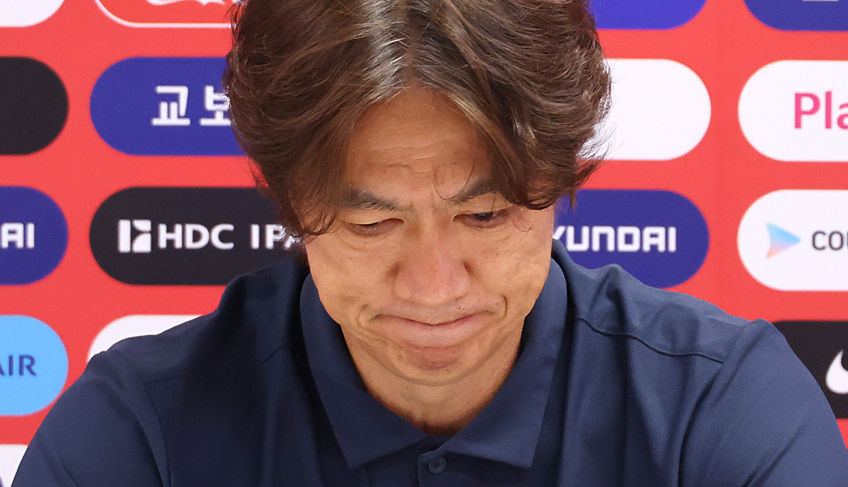▲2026 북중미 월드컵에서 32강 진출에 실패한 한국축구국가대표팀의 홍명보 감독이 28일(현지시간) 멕시코 사포판 치바스 바예 베르데에서 기자회견을 하며 사퇴 의사를 밝히고 있다. (연합뉴스)