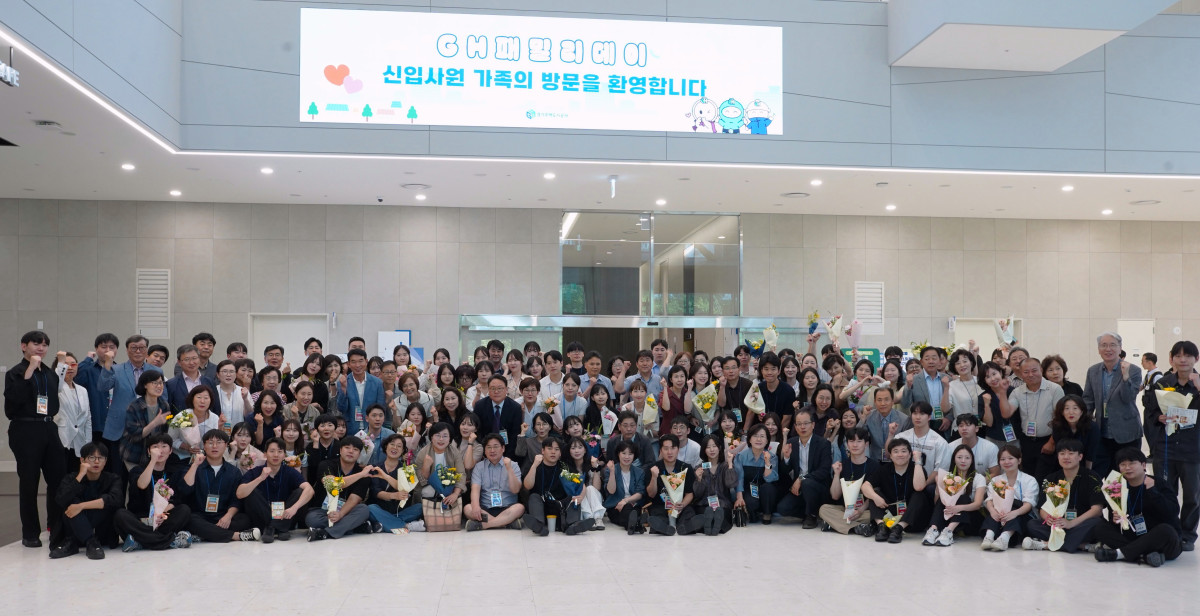 ▲GH 신입직원들과 가족 130여 명이 29일 수원 광교 본사에서 열린 'GH 패밀리데이: 신입직원 가족초청편'을 마친 뒤 꽃다발을 들고 환하게 웃으며 기념촬영을 하고 있다. 
이날 행사에서는 사옥 탐방, 플라워클래스, 힐링음악회에 이어 자녀가 부모님께 쓴 손편지 낭독 코너가 진행돼 부모와 자녀가 눈물을 나누는 뭉클한 순간이 연출됐다. (GH)