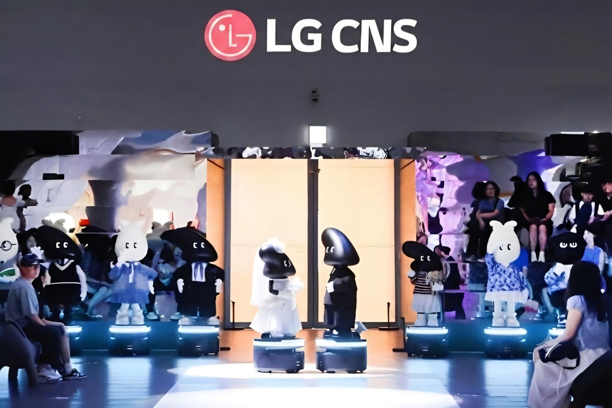 ▲LG CNS 전시장을 찾은 관람객들이 AGV로봇의 런웨이 퍼포먼스를 관람하는 모습. (사진제공=LG CNS)