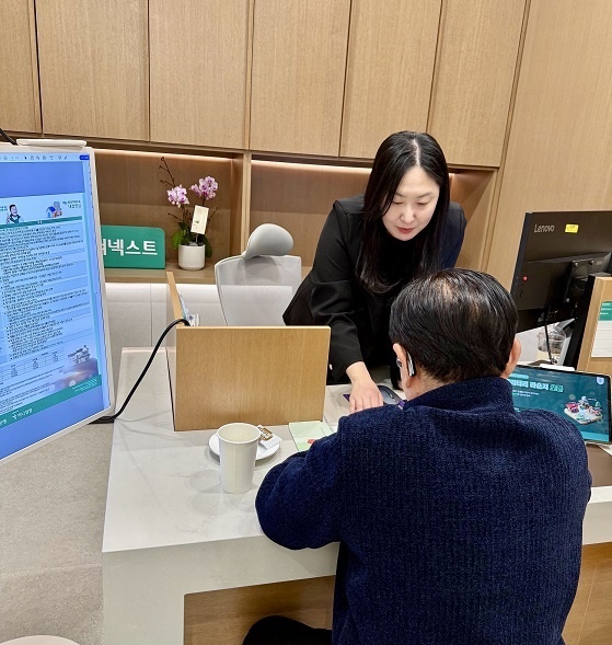 ▲서울 삼성동에 위치한 하나더넥스트 선릉역 라운지에서 이정미 컨설턴트가 상담하는 모습.(하나은행 )
