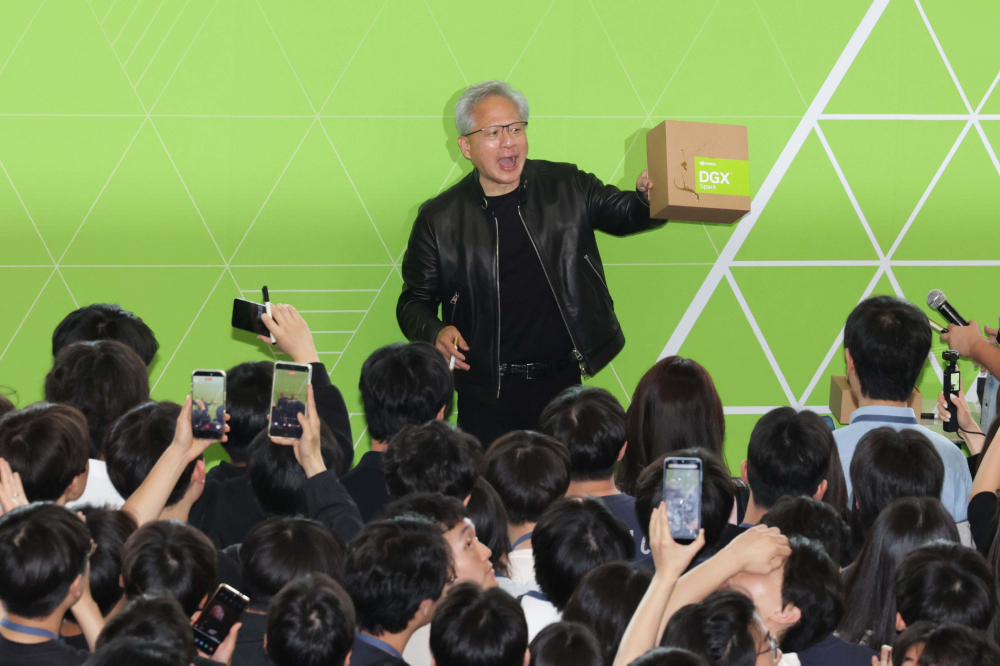 ▲8일 젠슨 황 엔비디아 최고경영자(CEO)가 8일 서울대학교 해동첨단공학관에서 열린 '빌드어클로(Build-a-Claw)' 행사장을 찾아 학생들을 상대로 강연을 마치며 엔비디아 최신 AI컴퓨터를 선물 하고 있다. 신태현 기자 holjjak@ (이투데이DB)
