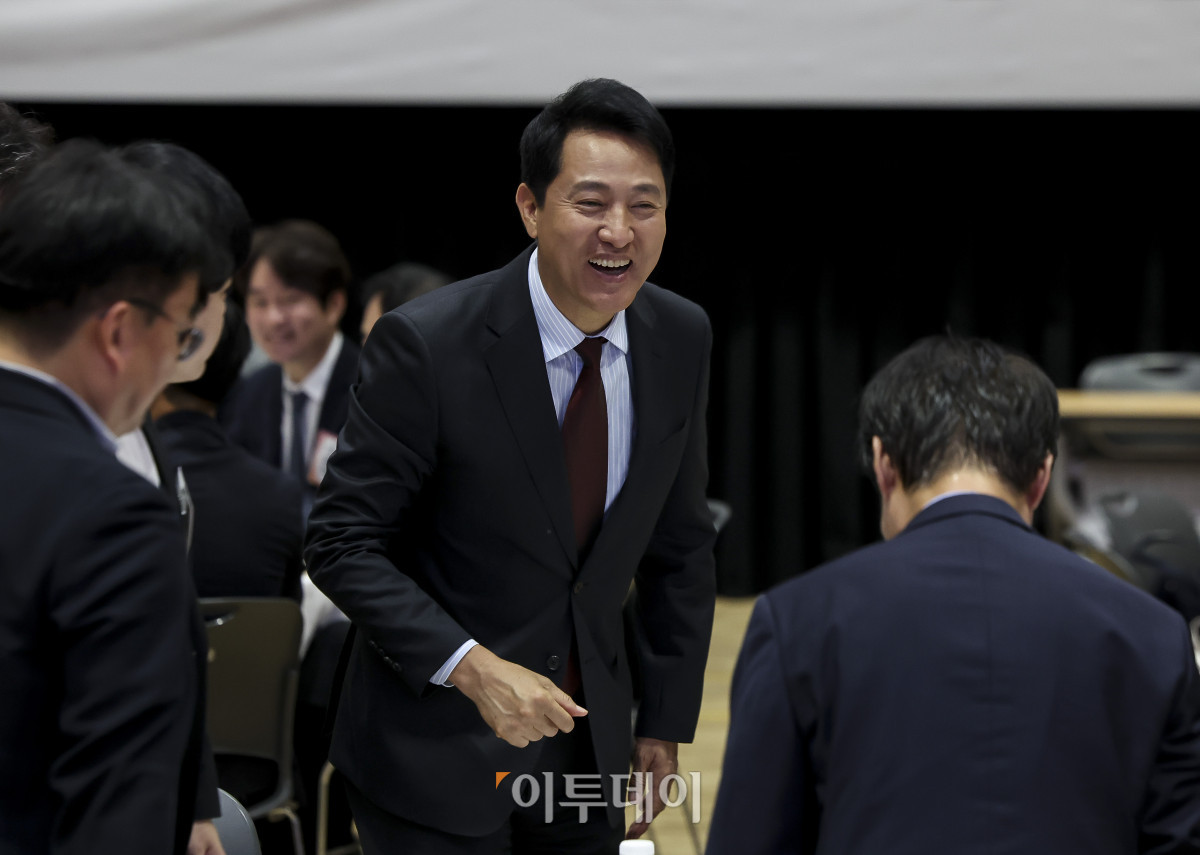 ▲오세훈 서울시장이 29일 서울 중구 서울시청에서 열린 'G3 서울 기획위원회' 발대식에 참석하고 있다. 서울시는 민선 9기 서울의 미래를 설계할 최상위 정책기획기구로 'G3 서울 기획위원회'를 설치했다. 'G3 서울플랜'은 민선 9기 서울시정의 방향과 우선순위를 제시하는 최상위 로드맵으로, 서울의 미래 경쟁력을 높이는 동시에 시민이 일상에서 체감할 수 있는 정책성과를 만들어내기 위한 실행 기준이 된다. 고성준 기자 joonko1@