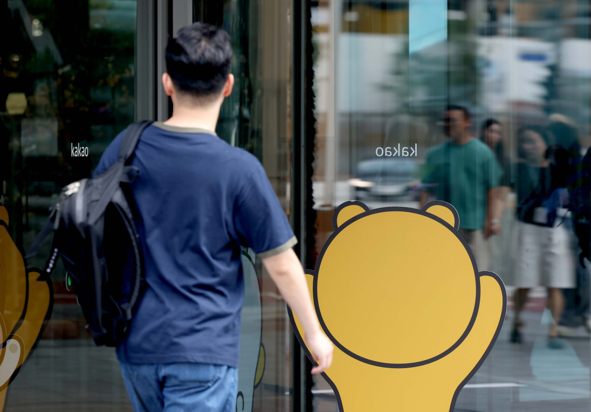 ▲카카오 노조가 성과급 보상체계를 둘러싼 사측과의 교섭에서 합의점을 찾지 못하면서 집단행동에 나선 가운데 29일 경기 성남시 카카오 판교아지트에 직원들이 오가고 있다. 민주노총 전국화학섬유식품산업노동조합 카카오지회(크루유니언)는 이날 카카오, 카카오페이, 카카오엔터프라이즈, 디케이테크인, 엑스엘게임즈 등 5개 법인 조합원을 대상으로 전일 연차나 전일 오프를 사용하고 사내 업무 시스템에서도 로그아웃하는 방식의 ‘로그아웃 데이’를 진행했다. 10일 4시간 동안 진행된 반일 부분 파업에 이은 두 번째 쟁의행위다. 신태현 기자 holjjak@