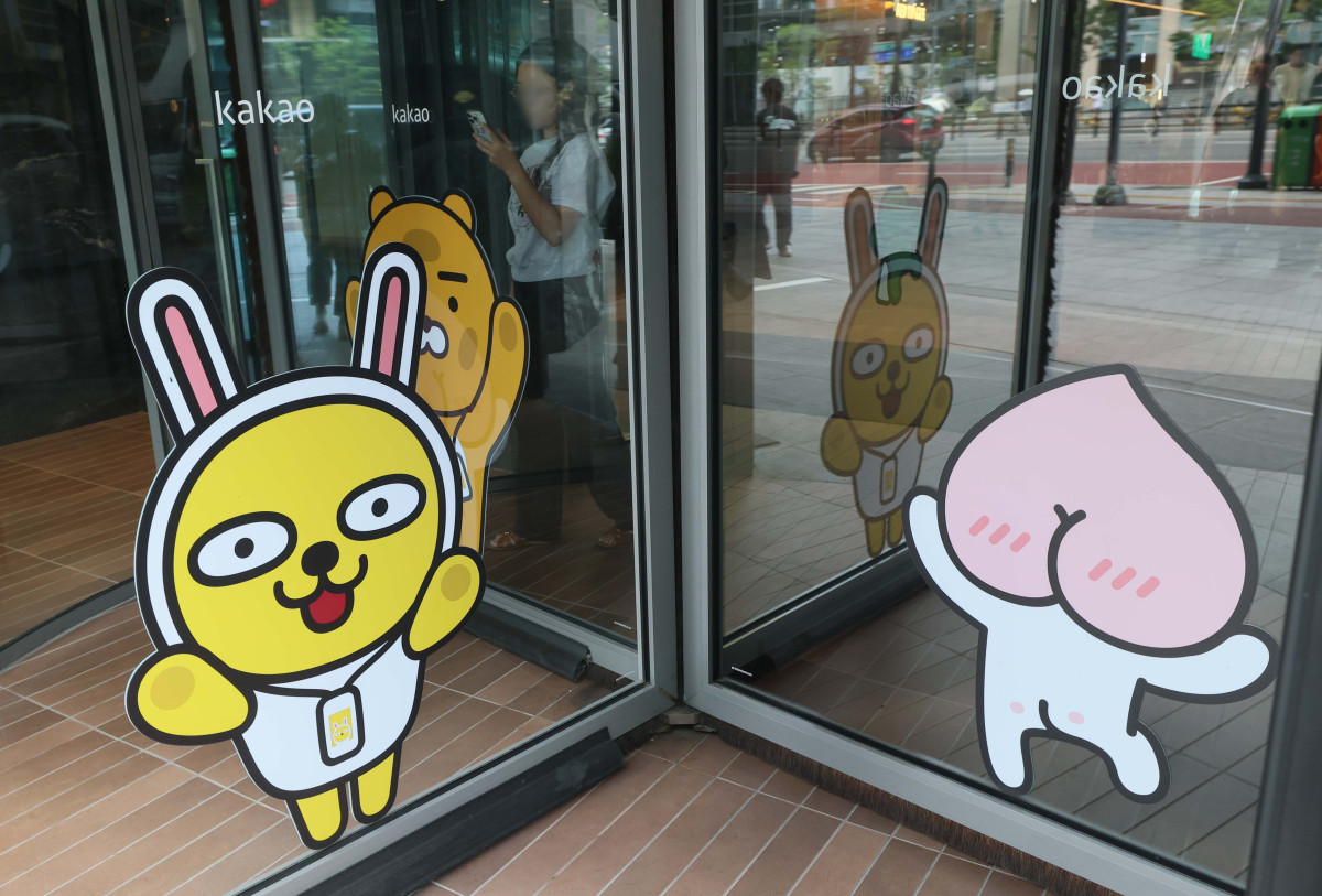 ▲카카오 노조가 성과급 보상체계를 둘러싼 사측과의 교섭에서 합의점을 찾지 못하면서 집단행동에 나선 가운데 29일 경기 성남시 카카오 판교아지트에 직원들이 오가고 있다. 민주노총 전국화학섬유식품산업노동조합 카카오지회(크루유니언)는 이날 카카오, 카카오페이, 카카오엔터프라이즈, 디케이테크인, 엑스엘게임즈 등 5개 법인 조합원을 대상으로 전일 연차나 전일 오프를 사용하고 사내 업무 시스템에서도 로그아웃하는 방식의 ‘로그아웃 데이’를 진행했다. 10일 4시간 동안 진행된 반일 부분 파업에 이은 두 번째 쟁의행위다. 신태현 기자 holjjak@
