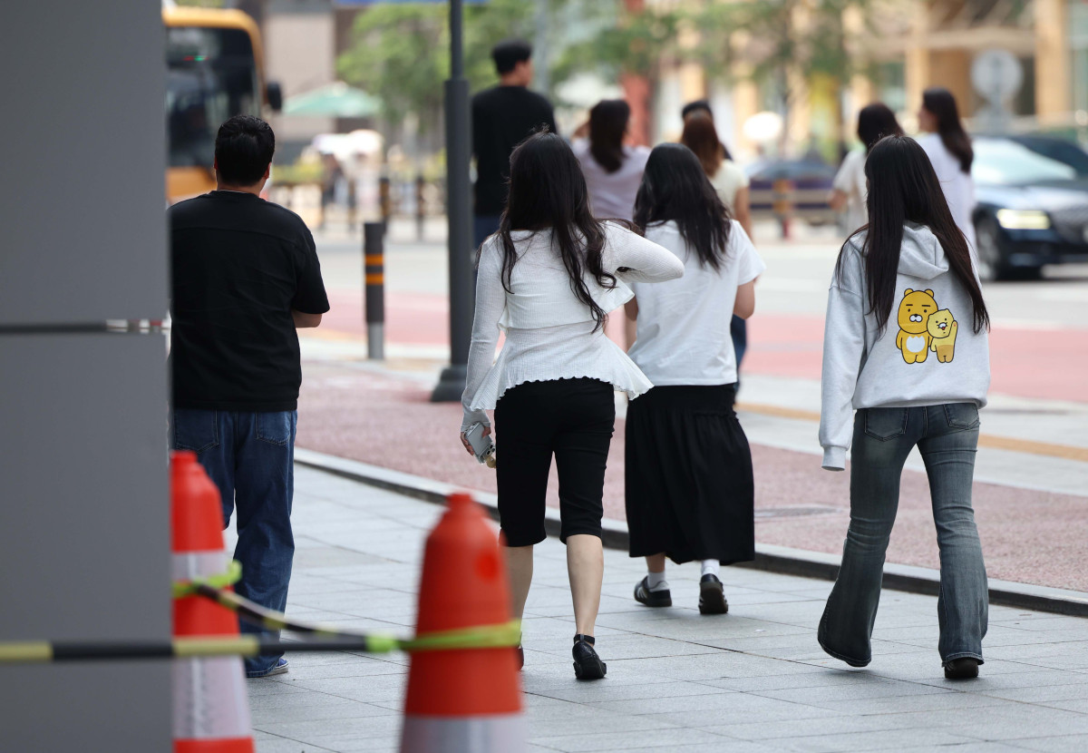 ▲카카오 노조가 성과급 보상체계를 둘러싼 사측과의 교섭에서 합의점을 찾지 못하면서 집단행동에 나선 가운데 29일 경기 성남시 카카오 판교아지트에 직원들이 오가고 있다. 민주노총 전국화학섬유식품산업노동조합 카카오지회(크루유니언)는 이날 카카오, 카카오페이, 카카오엔터프라이즈, 디케이테크인, 엑스엘게임즈 등 5개 법인 조합원을 대상으로 전일 연차나 전일 오프를 사용하고 사내 업무 시스템에서도 로그아웃하는 방식의 ‘로그아웃 데이’를 진행했다. 10일 4시간 동안 진행된 반일 부분 파업에 이은 두 번째 쟁의행위다. 신태현 기자 holjjak@