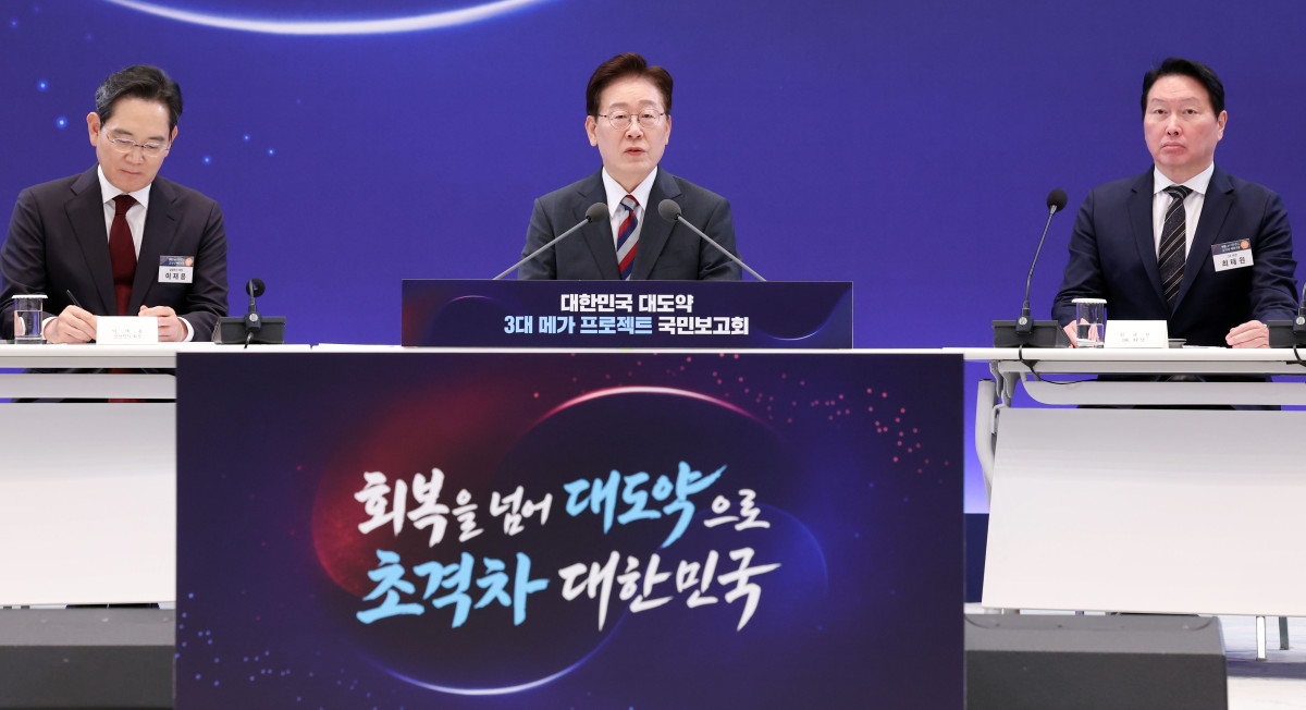 ▲▲이재명 대통령이 29일 청와대에서 열린 3대 메가프로젝트 국민보고회에서 발언하고 있다. 왼쪽부터 이재용 삼성전자 회장, 이 대통령, 최태원 SK그룹 회장. (청와대통신사진기자단)