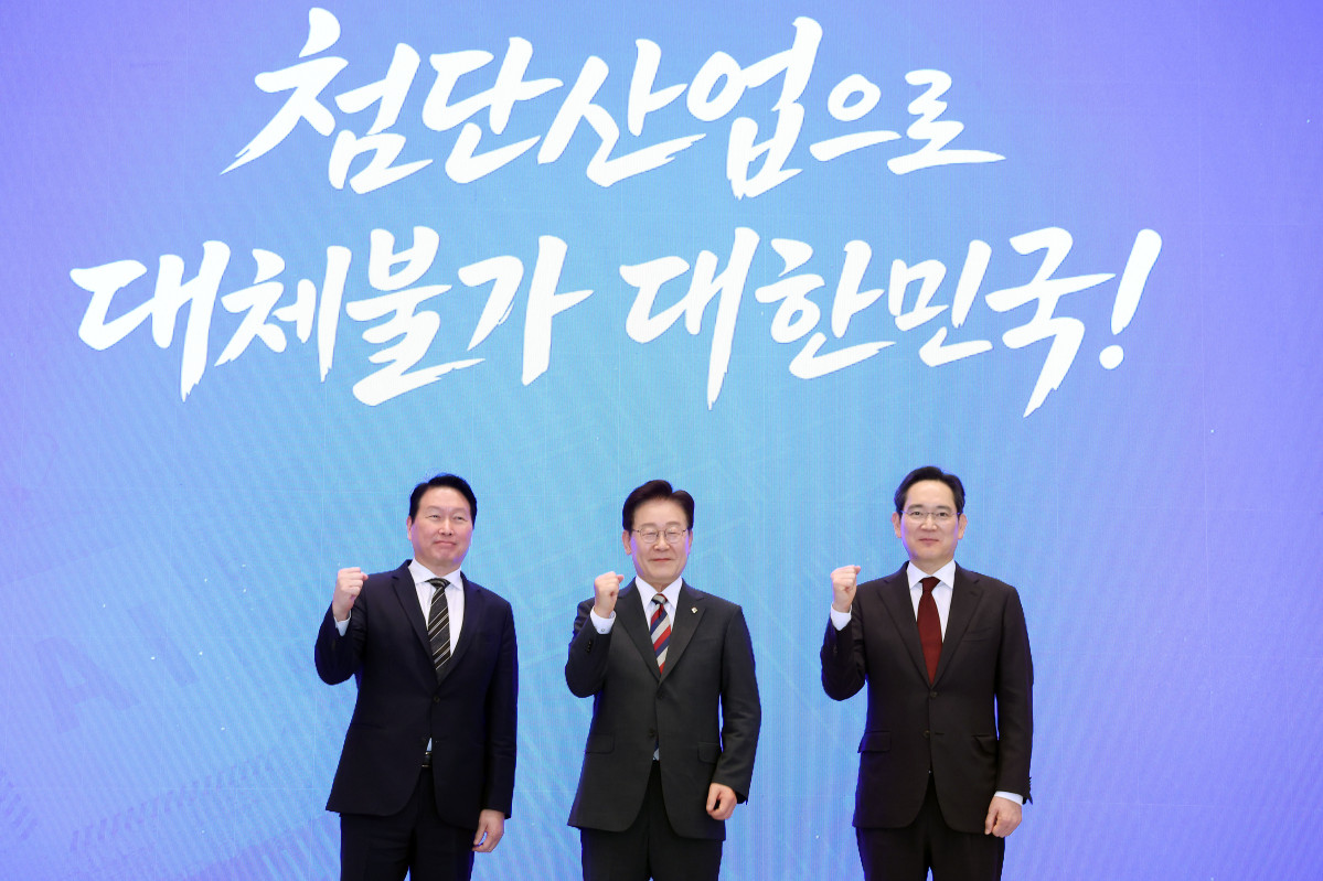 ▲이재명 대통령과 이재용 삼성전자 회장, 최태원 SK그룹 회장이 29일 청와대에서 열린 3대 메가프로젝트 국민보고회에서 기업 투자계획 발표 후 기념촬영을 하고 있다. (연합뉴스)