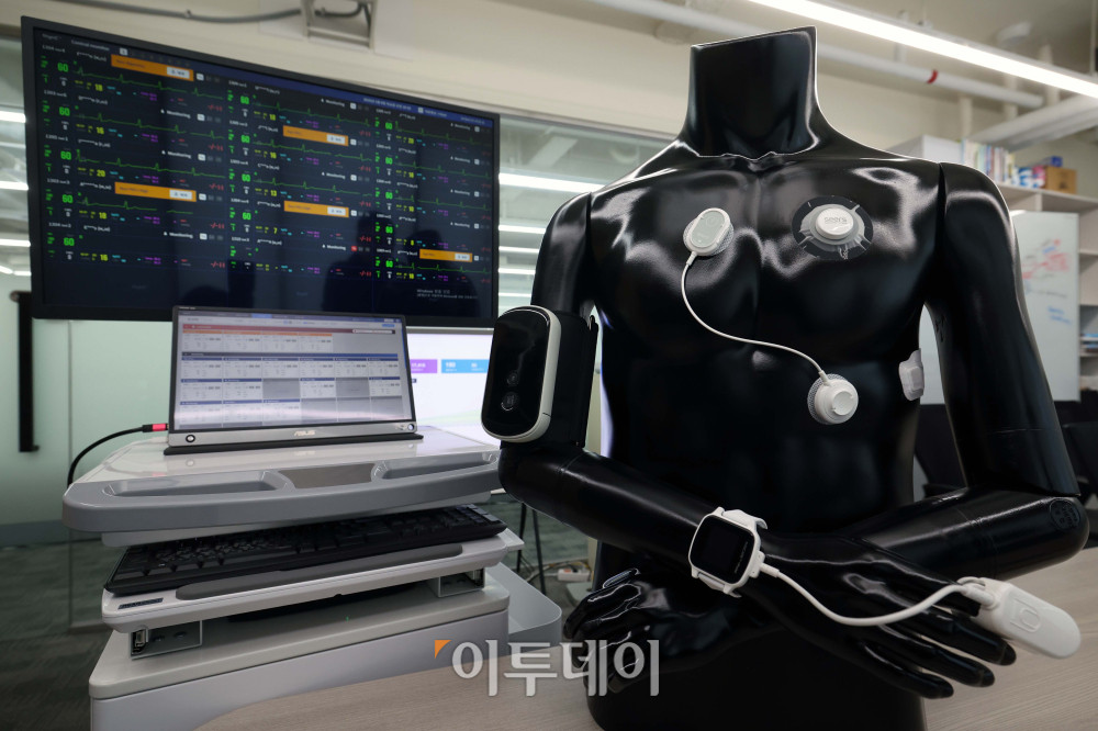 ▲씨어스의 웨어러블 심전도 의료기기 모비케어. (이투데이DB)