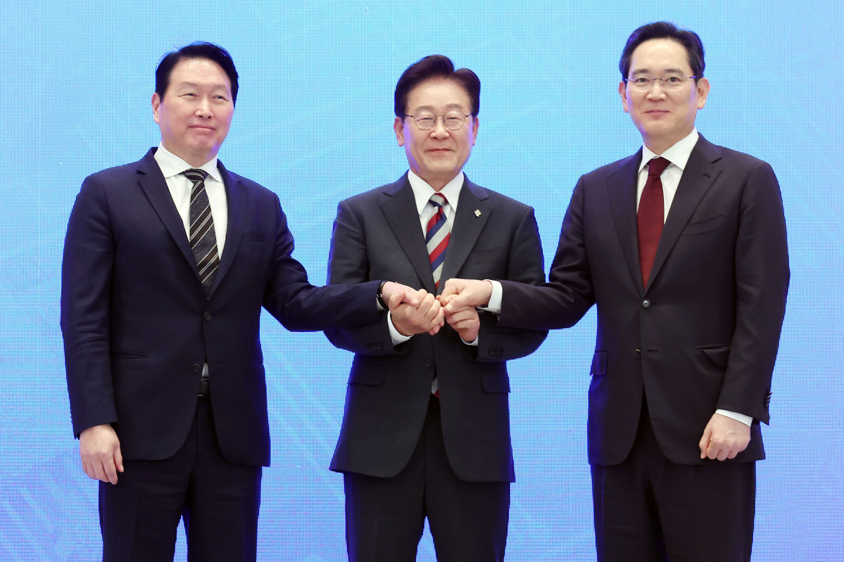 ▲이재명 대통령과 이재용 삼성전자 회장, 최태원 SK그룹 회장이 29일 청와대에서 열린 3대 메가프로젝트 국민보고회에서 기업 투자계획 발표 후 손을 잡고 있다. (사진=청와대통신사진기자단)