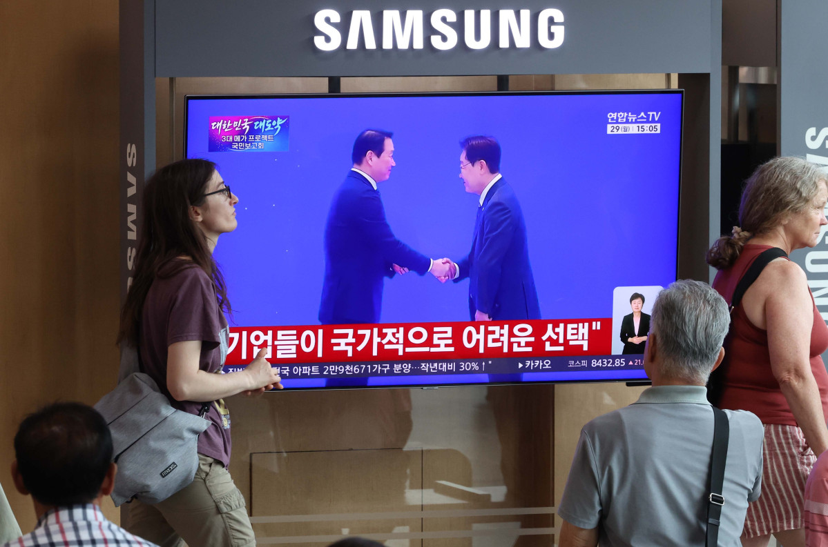 ▲29일 이재명 대통령 주재로 열린 '대한민국 대도약 3대 메가 프로젝트 국민보고회'가 서울역 대합실 텔레비전을 통해 생중계되고 있다. 신태현 기자 holjjak@