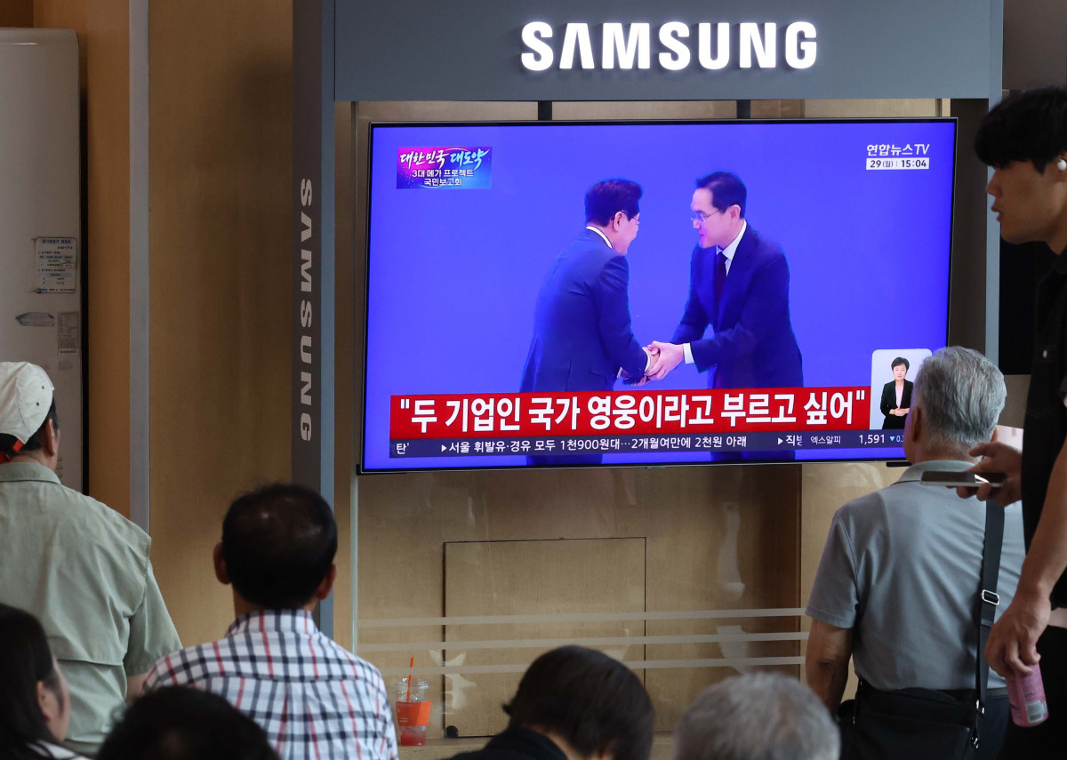 ▲29일 이재명 대통령 주재로 열린 '대한민국 대도약 3대 메가 프로젝트 국민보고회'가 서울역 대합실 텔레비전을 통해 생중계되고 있다. 신태현 기자 holjjak@